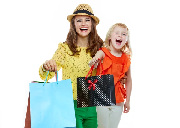 Retrato de mãe e filha feliz mostrando sacos de compras — Fotografia de Stock