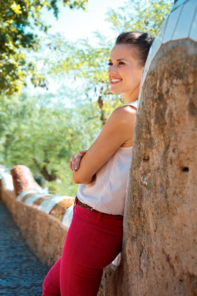 Glad ung kvinna tillbringa tid i Park Güell, Spanien — Stockfoto