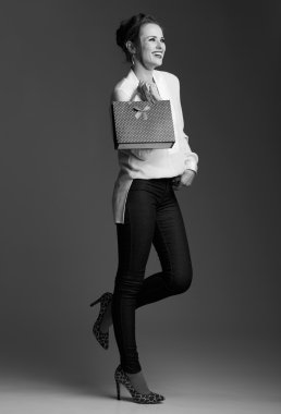 Alışveriş çantası bir kenara seyir ile mutlu modern zarif kadın