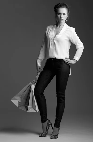 灰色の背景に対して買い物袋でモダンなエレガントな女性 — ストック写真