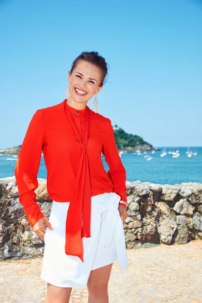 Mulher feliz na frente da paisagem com vista para a lagoa com iates — Fotografia de Stock