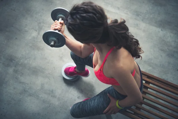 Horní pohled na fitness cvičení žena s činka v podkroví tělocvičně — Stock fotografie