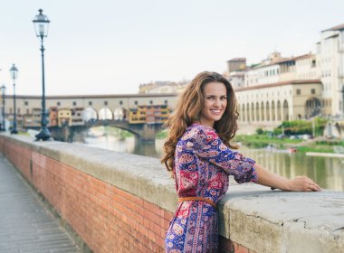 Gülümseyen genç kadın dolgu Ponte Vecchio yakınındaki bir elbise içinde