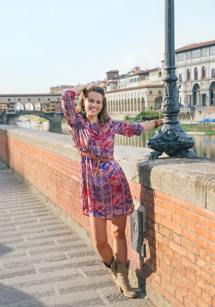 Šťastná žena, procházky po nábřeží nedaleko mostu Ponte Vecchio — Stock fotografie