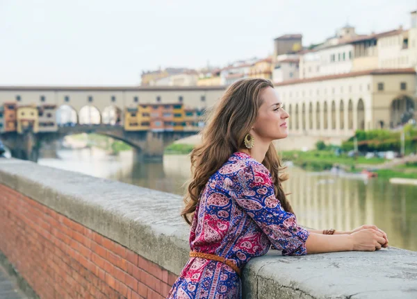 Arckép-ból embankment közelében Ponte Vecchio töprengő nő — Stock Fotó