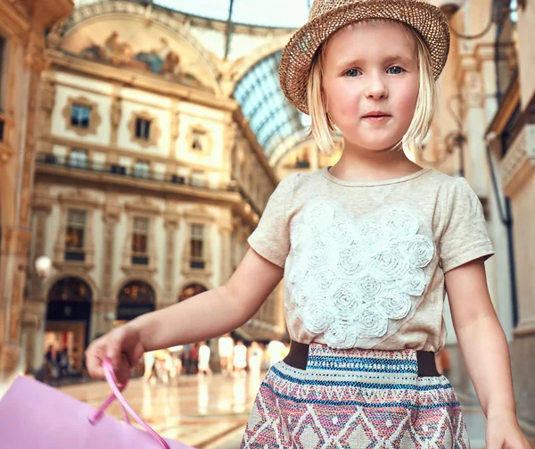 Retrato de pequeño traficante de moda en Galleria Vittorio Emanuele —  Fotos de Stock