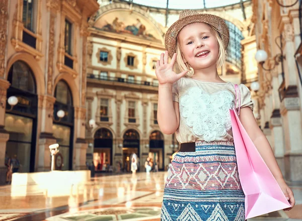 Portret szczęśliwy Moda dziewczyna z torbą na zakupy ręki waving — Zdjęcie stockowe
