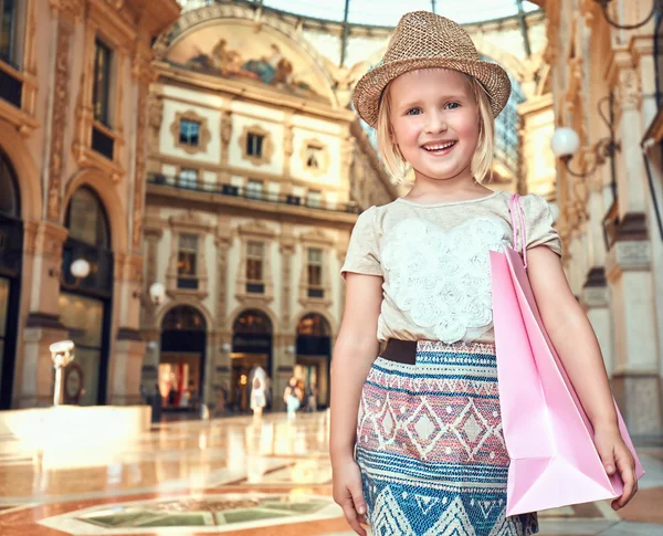 Portret uśmiechnięta dziewczyna moda z torbą na zakupy w Galleria — Zdjęcie stockowe