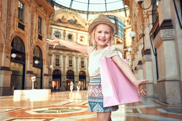 Szczęśliwy mody dziewczyna z różowy torba na zakupy w Galleria radości — Zdjęcie stockowe