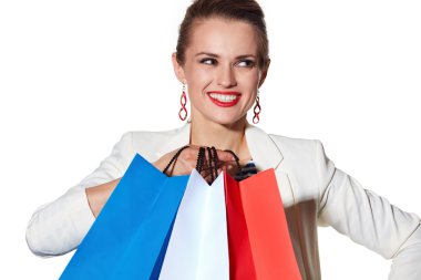 Yakın alışveriş torbaları bir kenara seyir ile gülümseyen kadın portresi