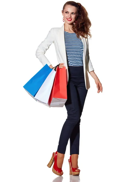 Mujer feliz con bolsas de compras sobre fondo blanco mirando a un lado —  Fotos de Stock