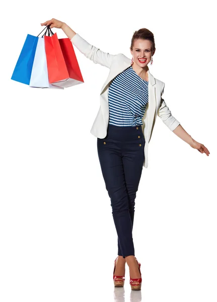 Mujer feliz con bolsas de compras equilibradas sobre fondo blanco — Foto de Stock