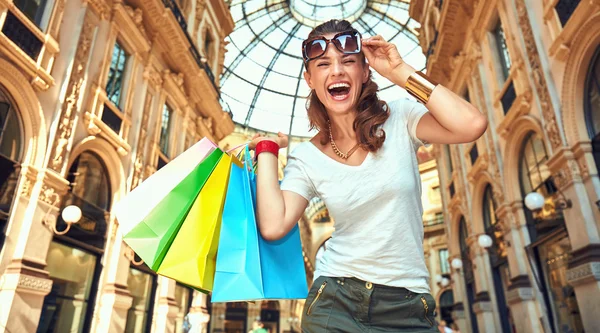 Χαμογελαστή γυναίκα με σακούλες για ψώνια στην Γκαλερία Βιτόριο Εμμανουήλ — Φωτογραφία Αρχείου