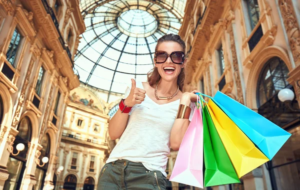 Lycklig kvinna med shoppingväskor i Galleria Vittorio Emanuele — Stockfoto
