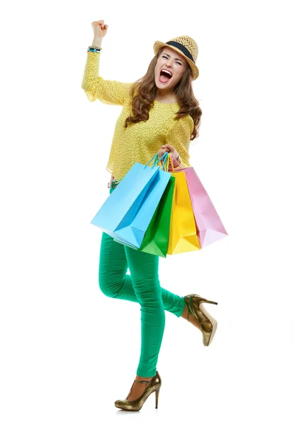 Femme heureuse avec des sacs à provisions se réjouissant sur fond blanc — Photo