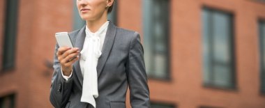 Modern iş kadın ofis binası smartphone ile karşı