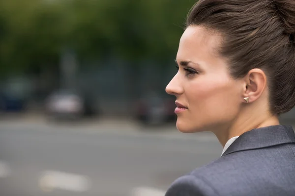 Retrato de perfil de una mujer de negocios pensativa en el distrito de oficinas — Foto de Stock