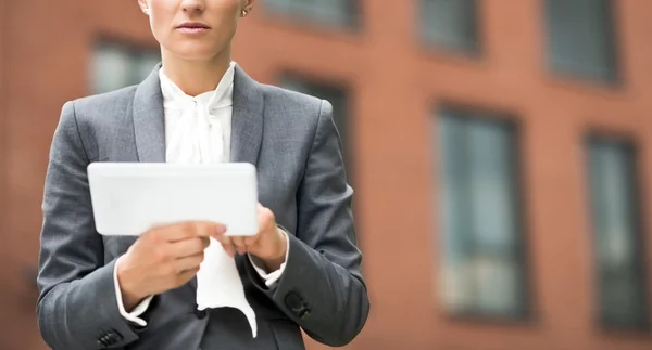 Mujer de negocios moderna usando tableta PC contra edificio de oficinas — Foto de Stock