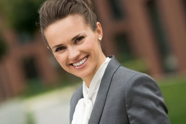 Portrait of smiling modern business woman near office building — Stock Photo, Image