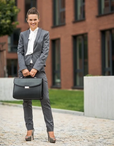 Ritratto completo di donna d'affari felice con valigetta — Foto Stock