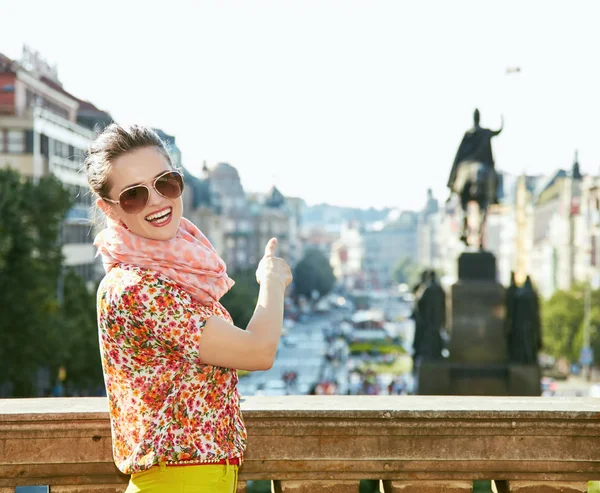 Mulher feliz apontando na estátua na Praça Venceslau em Praga — Fotografia de Stock