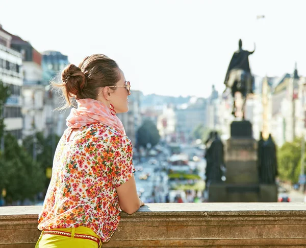 Femme regardant au loin sur la place Venceslas à Prague — Photo