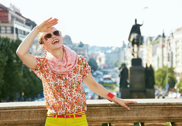 Woman standing at Wenceslas Square and looking into the distance — Stock Photo, Image