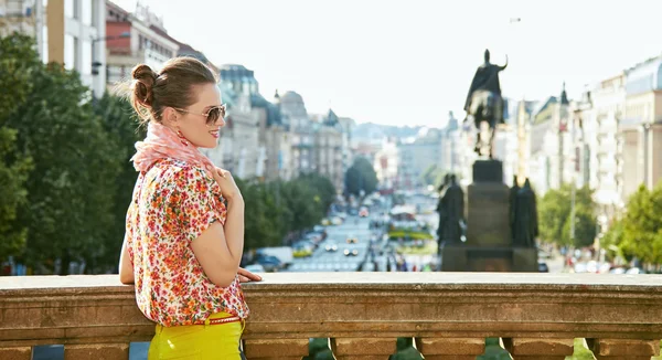 Расслабленная женщина, стоящая возле Национального музея на Вацлавской площади — стоковое фото