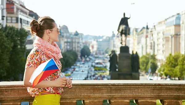 Mulher com bandeira checa em pé perto do Museu Nacional em Praga — Fotografia de Stock