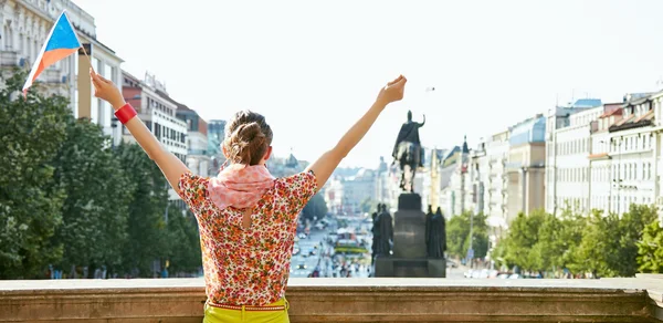 Gezien van achter jonge vrouw met Tsjechische vlag verheugde in Praag — Stockfoto