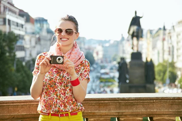 Woman with digital camera standing near National Museum, Prague — Stockfoto