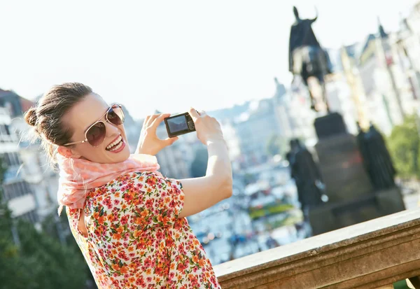 Joyeux jeune femme prenant des photos avec un appareil photo numérique à Prague — Photo