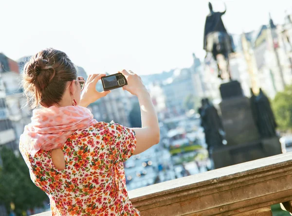 Vu de derrière femme prenant des photos avec appareil photo à Prague — Photo