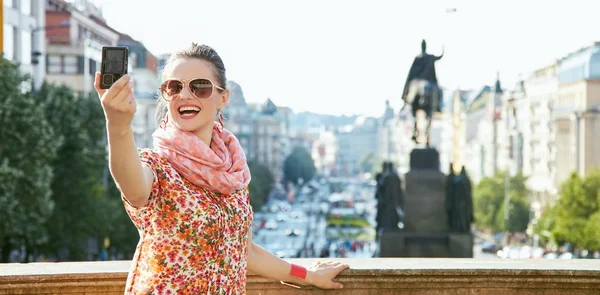 Joven sonriente tomando selfie con cámara digital en Praga —  Fotos de Stock