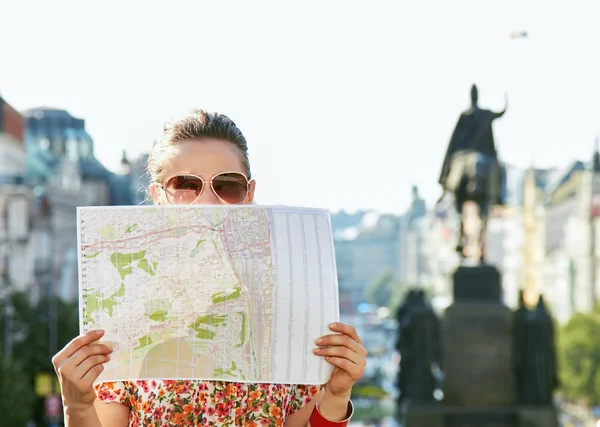 Frau versteckt sich am Wenzelsplatz hinter Karte — Stockfoto