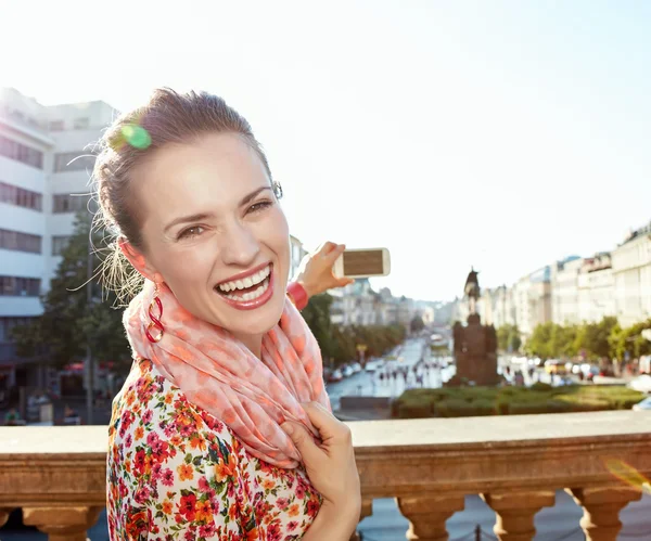 Retrato de una mujer feliz tomando fotos con un celular en Praga —  Fotos de Stock