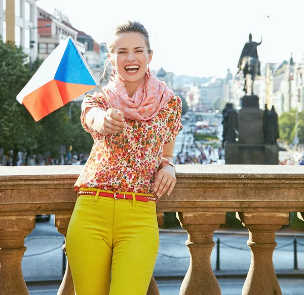 Mosolygó hölgy mutatja Cseh zászlót a Vencel téren Prágában — Stock Fotó