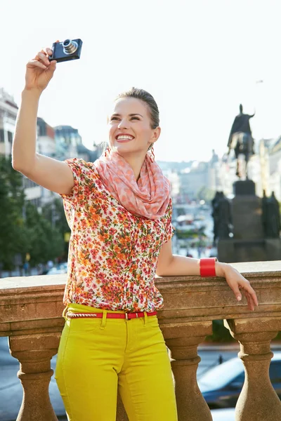 Lächelnde Frau beim Fotografieren mit Digitalkamera in Prag — Stockfoto