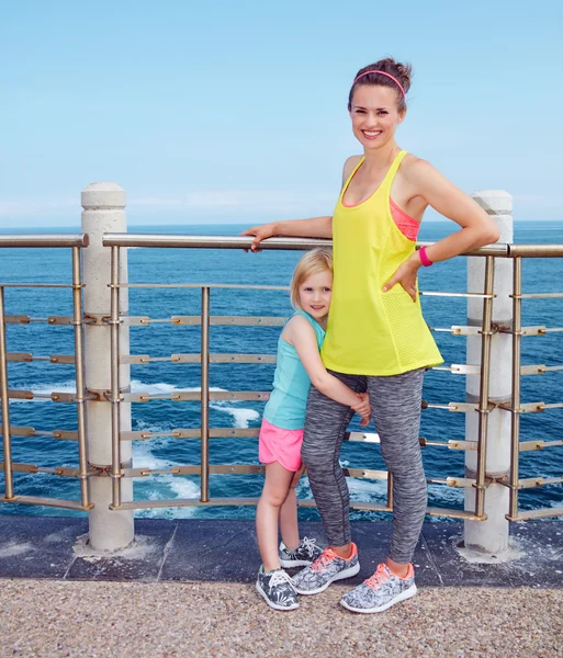 Porträt von Mutter und Kind im Fitness-Outfit am Damm — Stockfoto