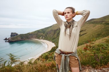 ocean view manzara önünde mesafe bakarak uzun yürüyüşe çıkan kimse