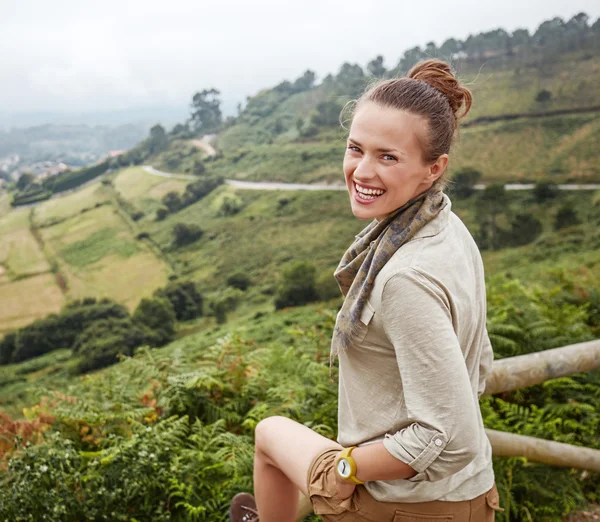 Mulher caminhante na frente da bela vista da paisagem — Fotografia de Stock