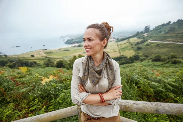 Femme randonneur regardant de côté en face de paysage vue océan — Photo
