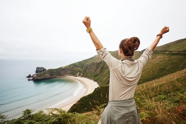 Femeie sănătoasă bucurându-se în fața peisajului vedere la ocean — Fotografie, imagine de stoc