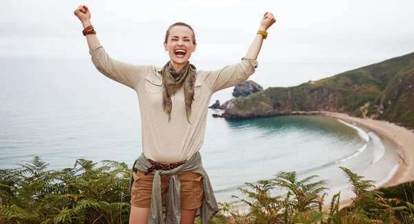 Mujer feliz excursionista regocijándose frente al paisaje vista al mar — Foto de Stock