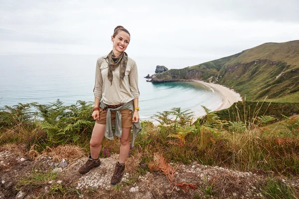 Mujer excursionista mirando a un lado frente al paisaje vista al mar — Foto de Stock