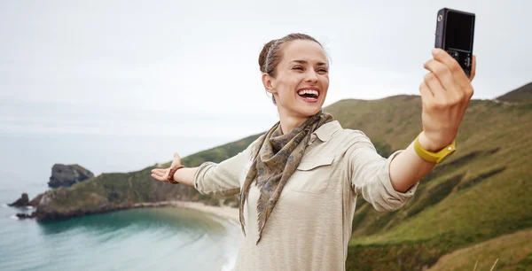 Kvinnan vandrare tar selfie framför havet Visa landskap — Stockfoto