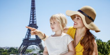 Anne ve kızı bir şeye işaret. Paris, Fransa