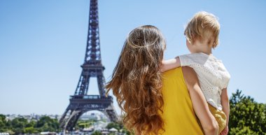 Anne ve Çocuk bakarak Eyfel Kulesi Paris, Fransa
