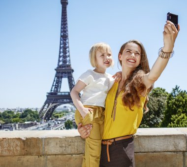 Anne ve çocuk selfie ile Paris'te dijital fotoğraf makinesi alarak