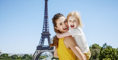 Paris, Fransa ise sarılma mutlu anne ve çocuk turist